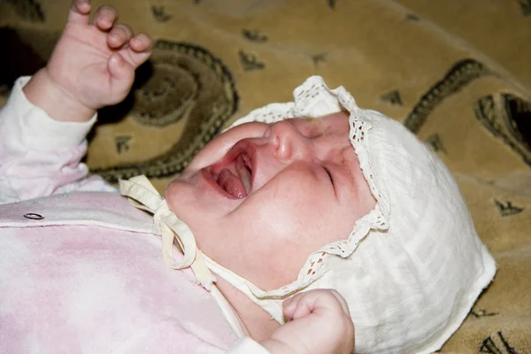 生まれたばかりの赤ちゃんを泣いています。 — ストック写真