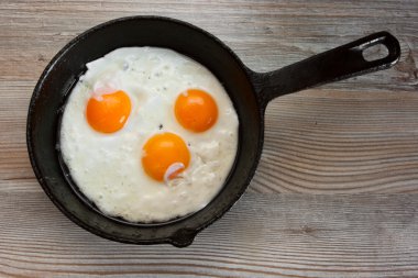 üç kızarmış yumurta tavada tablo