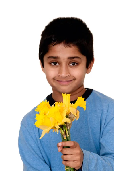 Garoto Indiano Bonito Segurando Daffodil Para Dar Boas Vindas Chegada — Fotografia de Stock