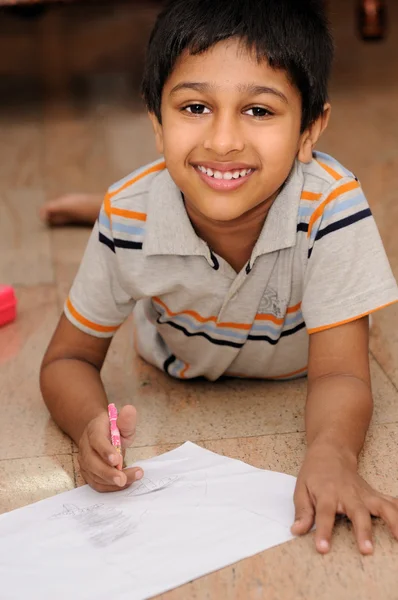 ハンサムなのインドの子供の宿題 — ストック写真