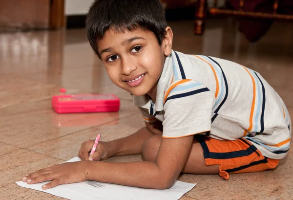 Pěkný Indické Dítě Dělat Domácí Úkoly — Stock fotografie