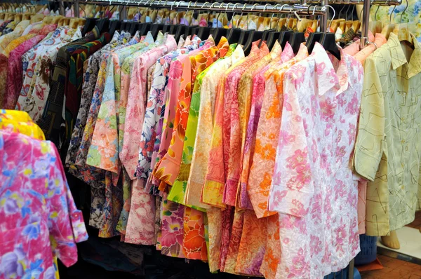 Viele Chinesische Kleidungsstücke Zum Verkauf Einem Lokalen Tuchladen — Stockfoto
