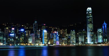 spectatular ışıkları ile gece boyunca Hong kong manzarası