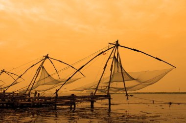 Çinli balık ağlarına fort cochin, bulutlu bir günde