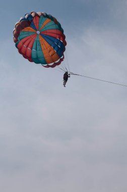 bir kişi temiz deniz parasailing.