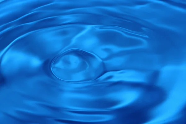 Κοντινό Πλάνο Φωτογραφία Του Κυματισμούς Του Νερού Φόντο Μπλε — Φωτογραφία Αρχείου