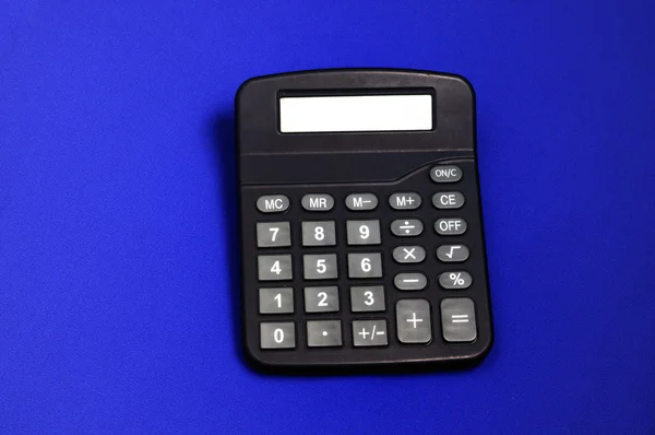 Una Calculadora Escritorio Aislada Fondo Azul — Foto de Stock