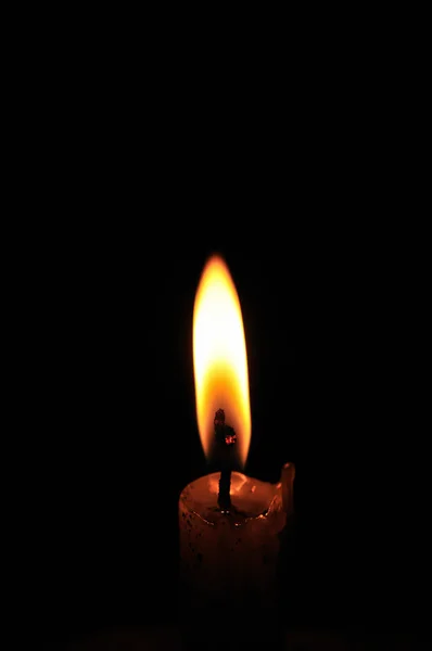 Helle Kerze Isoliert Auf Dunklem Hintergrund — Stockfoto