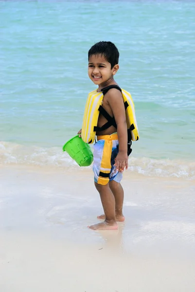 英俊的印度小孩在沙滩上享受 — 图库照片