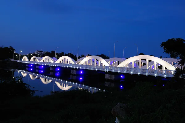 Πολύχρωμα Και Όμορφα Φωτισμένη Γέφυρα Κατά Διάρκεια Της Νύχτας — Φωτογραφία Αρχείου
