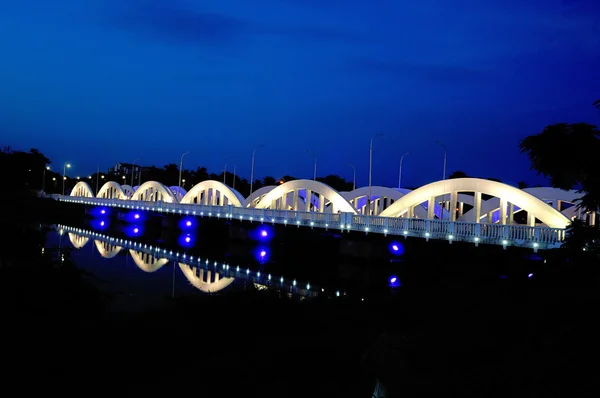 色鮮やかで美しい夜の間に橋を点灯 — ストック写真