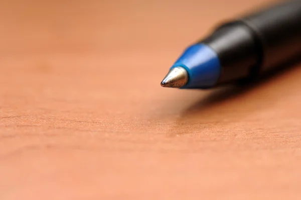 茶色の背景に分離された書くペン — ストック写真