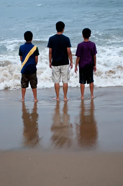 Drie Knappe Jongens Het Plaatselijke Strand Plezier — Stockfoto