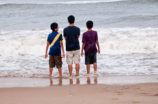 Tre Vackra Pojkar Den Lokala Stranden Har Roligt — Stockfoto