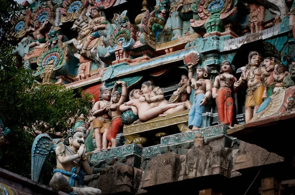 Erotisk konst på ett gammalt indiskt tempel — Stockfoto