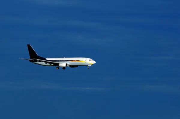 Ein Flugzeug Mit Eingeschaltetem Fahrwerk Zur Landung Bereit — Stockfoto