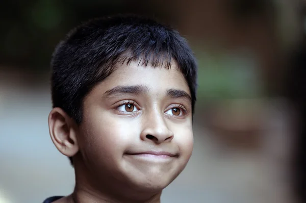 Ein Entzückender Junger Indischer Junge Träumt Vom Tag — Stockfoto