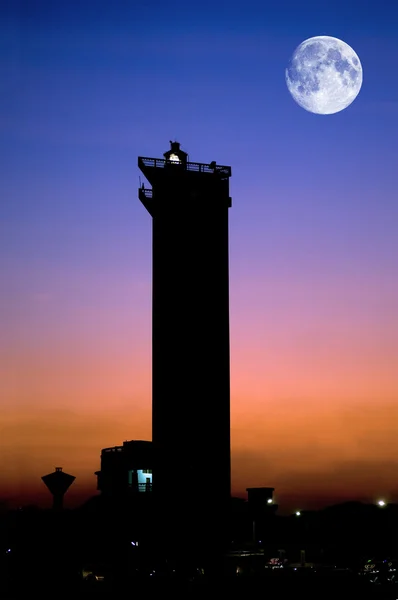 現代灯台は美しい夕暮れ時に点灯 — ストック写真