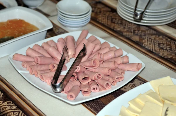 Pezzi di prosciutto appena cotti serviti per colazione — Foto Stock