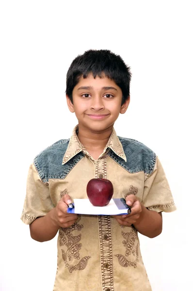 Elma Bir Kitap Tutan Yakışıklı Bir Hintli Çocuk — Stok fotoğraf