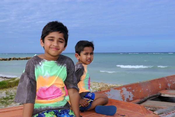 Deux Enfants Relaxent Sur Bateau Pêche — Photo