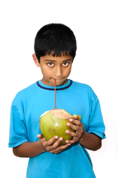 Przystojny Indyjskie Dziecko Picia Wody Kokosowej Aby Się Ochłodzić — Zdjęcie stockowe