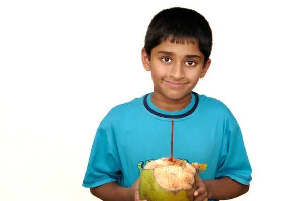 Ajn ハンサムのインドの子供を冷やすためのココナッツ水を飲む — ストック写真