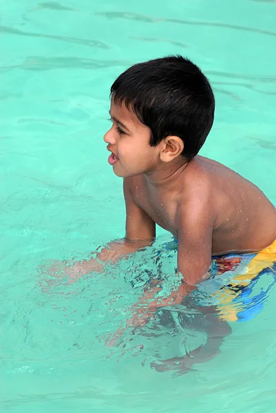 ハンサムなインドの子供はプールで泳ぐこと準備ができて — ストック写真