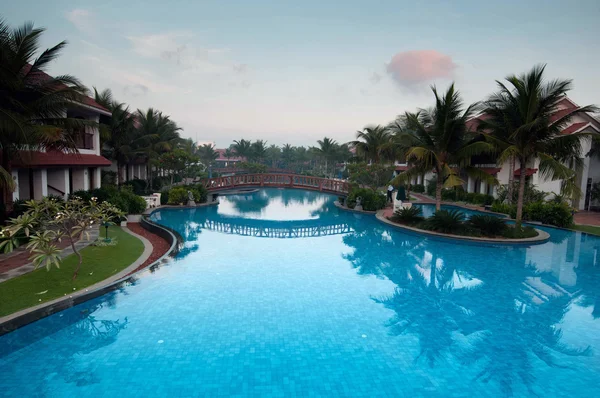 En vacker stor pool på en lokal resort — Stockfoto