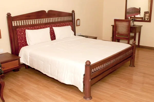 Gemütliches Bett Einem Luxuriösen Hotelzimmer — Stockfoto