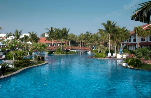 En vacker stor pool på en lokal resort — Stockfoto