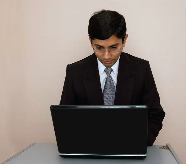Egy Csinos Indiai Üzletember Dolgozik Laptop — Stock Fotó
