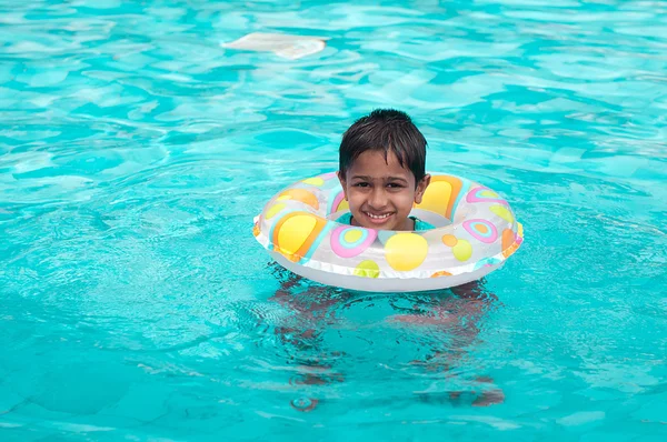 Gutaussehendes Indisches Kind Spielt Pool — Stockfoto