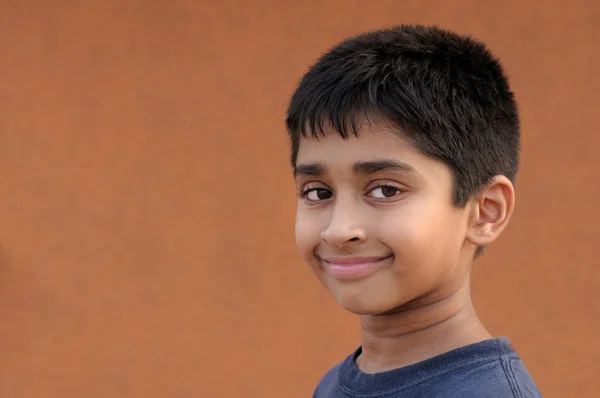 Przystojny Indiański Dzieciak Uśmiecha Się Przed Aparatem — Zdjęcie stockowe