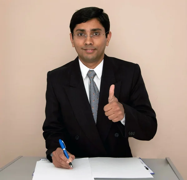 Ein Gutaussehender Indischer Geschäftsmann Zeigt Daumen Hoch — Stockfoto