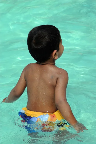 ハンサムなインドの子供はプールで泳ぐこと準備ができて — ストック写真