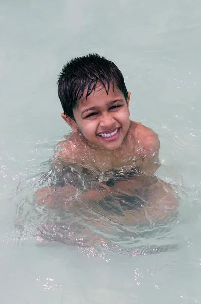 Przystojny Indyjskie Dziecko Bawiące Się Wodzie — Zdjęcie stockowe