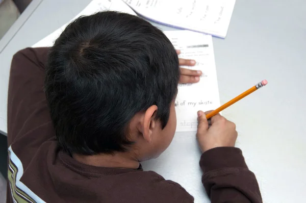 彼は宿題をやっているハンサムなインド子供 — ストック写真