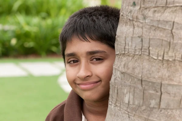 Egy Csinos Indiai Gyerek Kukucskál Törzs — Stock Fotó