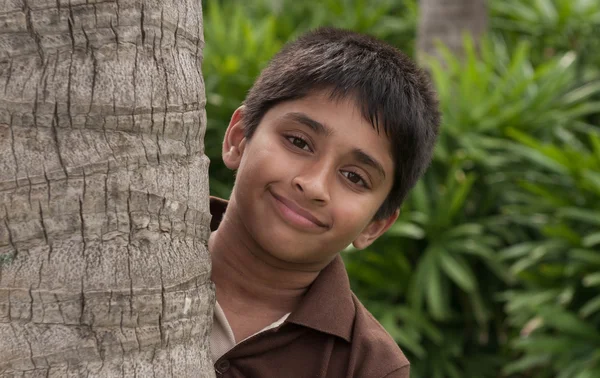 トランクを介してのぞきハンサムのインドの子供 — ストック写真