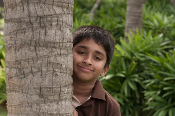 Een Knappe Indiase Kind Gluren Thru Kofferbak — Stockfoto