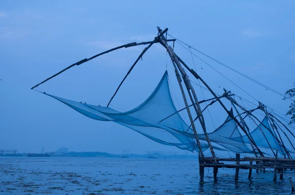 中国の漁網フォート コーチンで曇りの日に — ストック写真
