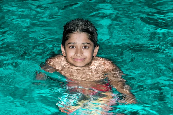 Όμορφος Ινδική Παιδί Που Παίζει Στην Πισίνα — Φωτογραφία Αρχείου