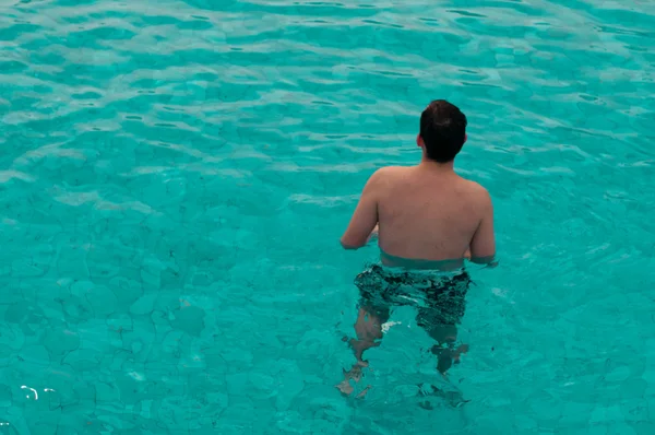 男子站在游泳池 — 图库照片