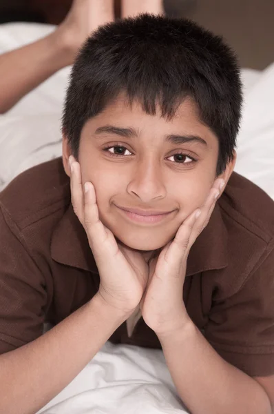 Красивый Индийский Мальчик Счастливо Лежит Кровати — стоковое фото