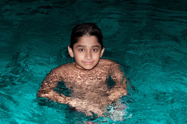 Красивый Индийский Ребенок Играет Бассейне — стоковое фото