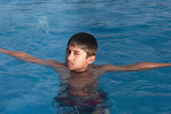 Pohledný Indiánský Chlapec Šťastně Plavající Bazénu — Stock fotografie