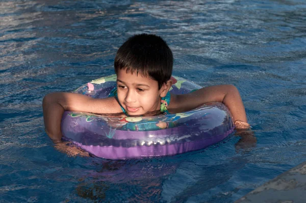 Een Knappe Indiaanse Jongen Zwemmen Gelukkig Het Zwembad — Stockfoto