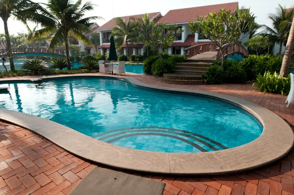 Ein schöner großer Swimmingpool in einem lokalen Resort — Stockfoto