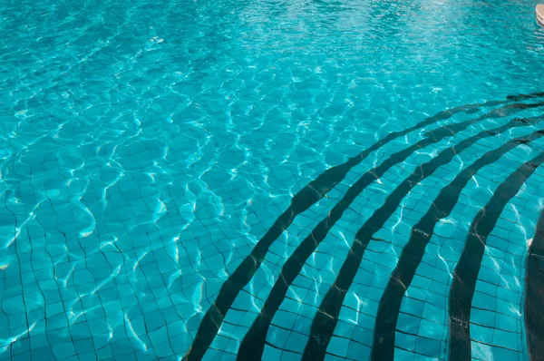 ローカル リゾートの美しい大きなスイミング プール — ストック写真